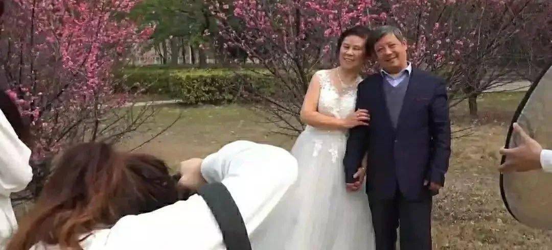 武汉青年​9年免费为2000多位老人拍婚纱照自带婚纱上门服务！(图1)