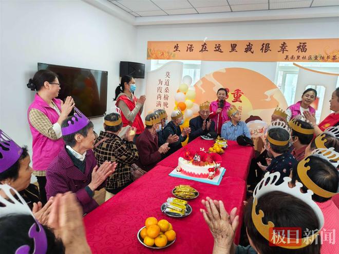 拍婚纱照、办生日会武汉吴南里社区老人们共享重阳乐趣(图2)