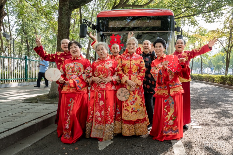 宁波：浪漫重阳节 4对老人圆梦婚纱照(图2)