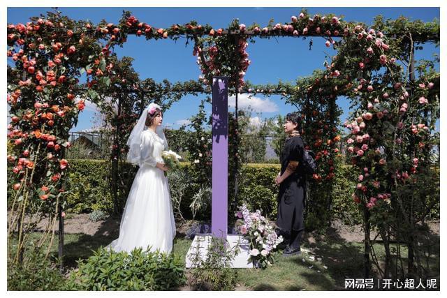 江南体育官方网站jn江南体育王珞丹拍婚纱照！晒爸妈婚纱照配文感人网友好一对俊男靓女(图7)